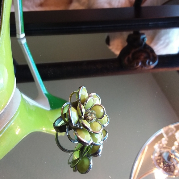 SOLD Flower ring with light green gemstone centered - Picture 4 of 5